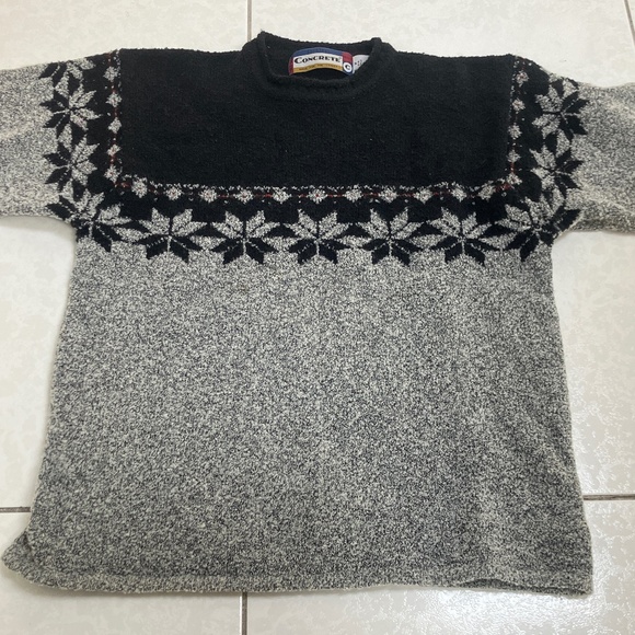 Girls sweater with argyle pattern. - Picture 1 of 4